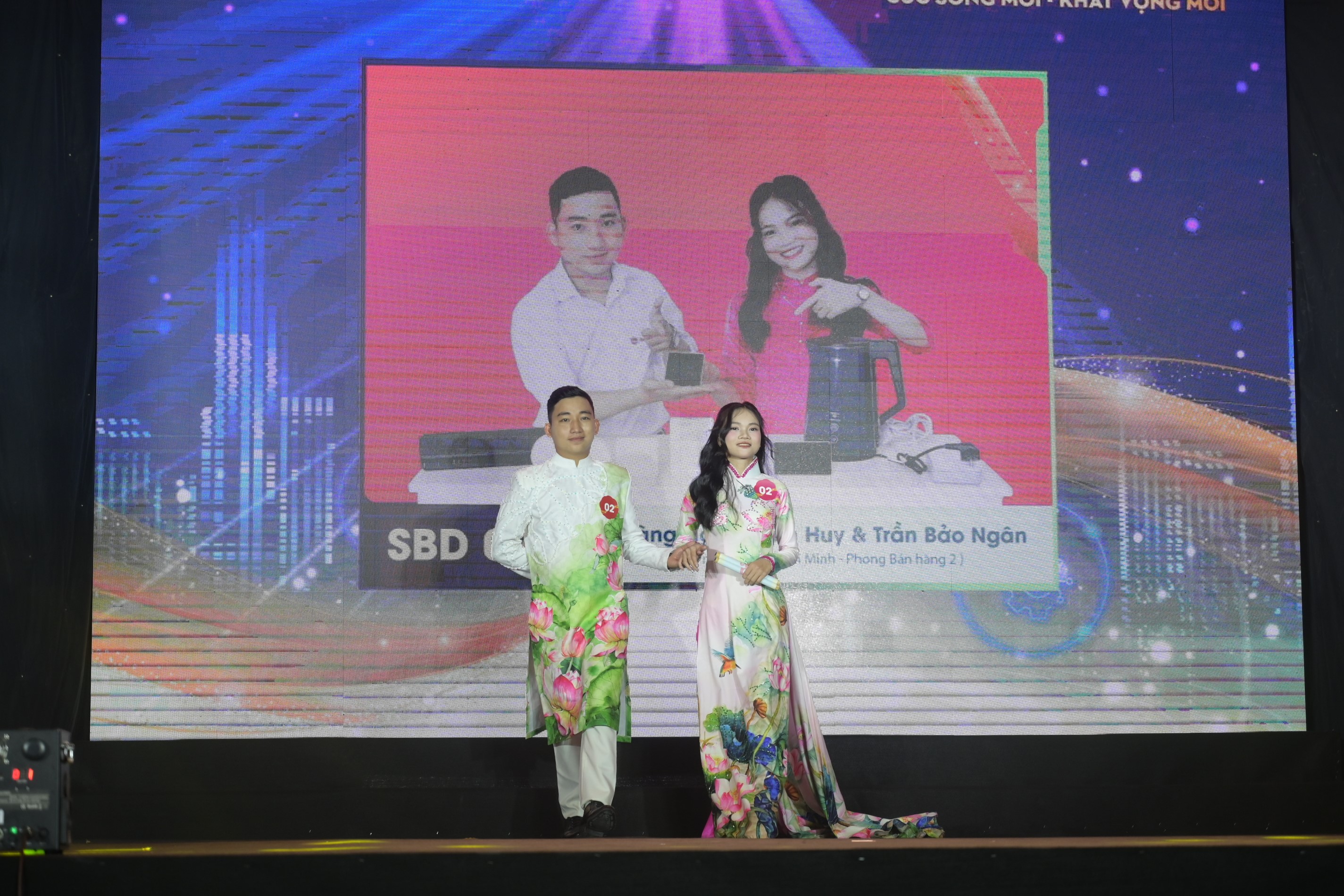 Cặp đôi số 02 Hoàng Ngọc Minh Huy sinh năm 2000 và Trần Bảo Ngân sinh năm 2001 (Chi nhánh TP.HCM - Phòng Bán hàng 2) 
